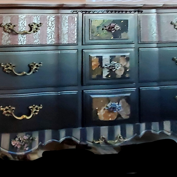 ANTIQUE THOMASVILLE FRENCH PROVENCIAL 9 drawer dresser - Picture 5 of 16